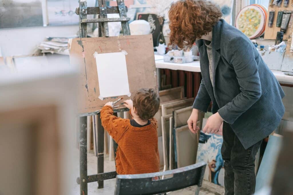 A young male student in an arts class